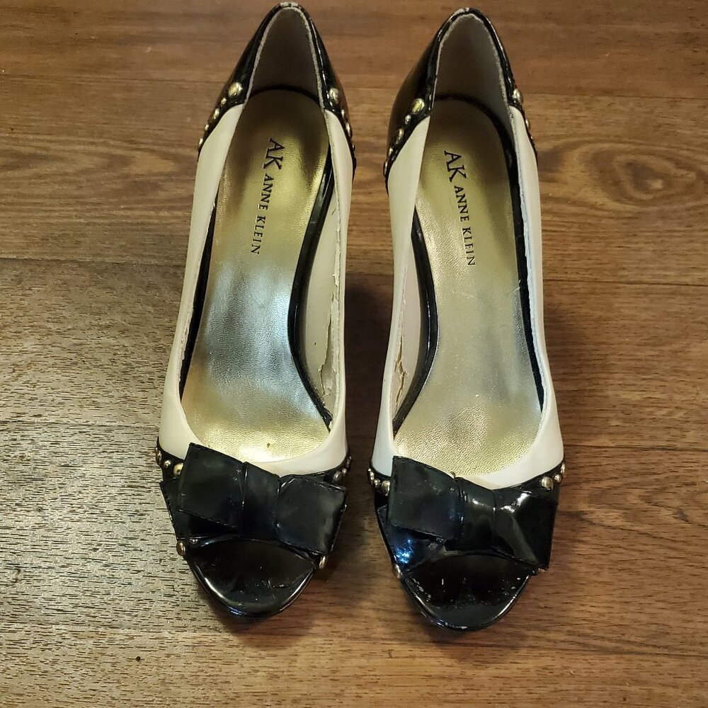 Women's ANNE KLEIN Nicolla Studded Bow Peep Toe Heels Pumps Black Ivory Sz 8 EUC